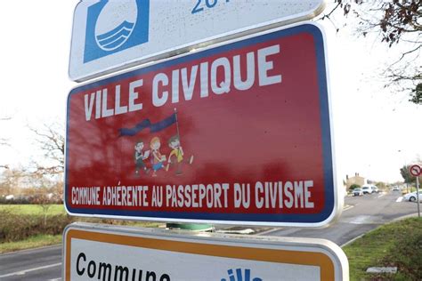 Panneau d'entrée de ville de Laroche-Saint-Cydroine