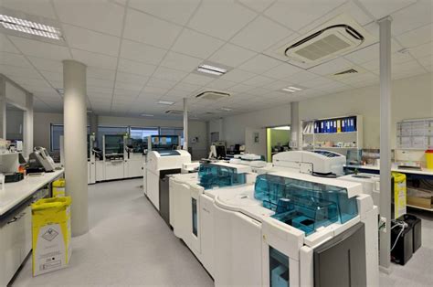 Chaîne analytique robotisée dans un laboratoire hospitalier