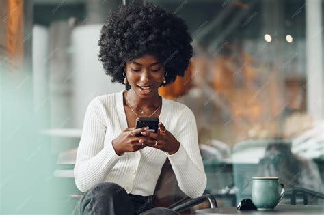 Visuel d'une personne utilisant son smartphone en voyage