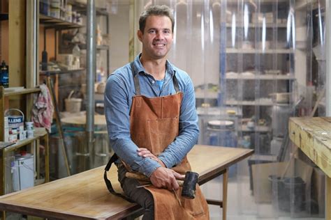 Portrait d'un artisan travaillant sur une structure en bois dans un atelier moderne