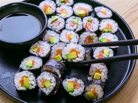 Plat de sushis avec des algues nori
