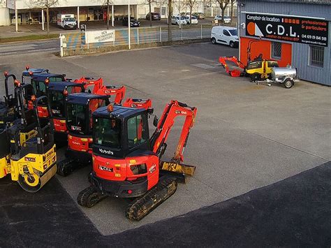 Une agence de location de matériel de chantier avec des pelles sécateurs en exposition