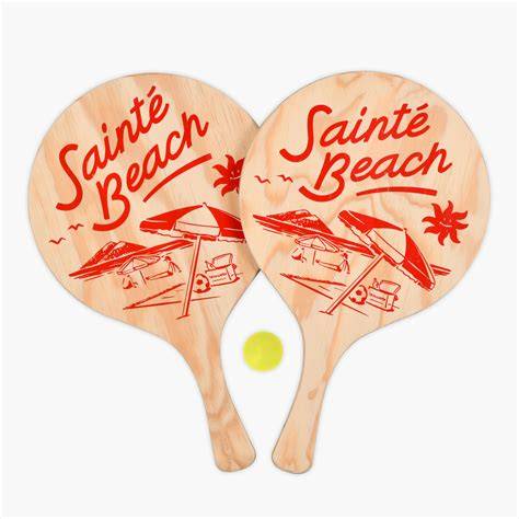 variété de produits promotionnels comme des sacs, frisbees et raquettes de plage