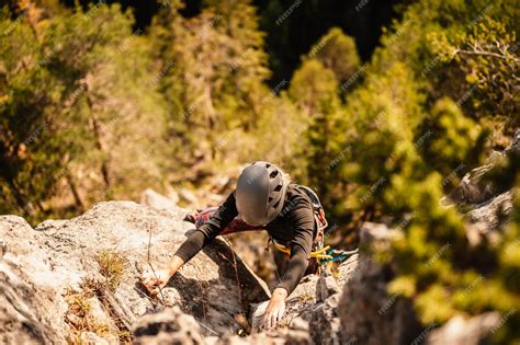 Grimpeur en action sur une paroi rocheuse