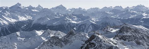 Vue panoramique des Alpes avec des alpinistes