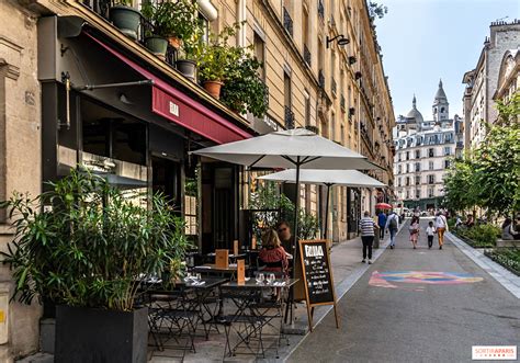 Vue extérieure et terrasse fleurie du restaurant Le Framboisier à Trélon