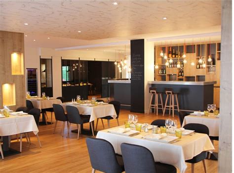Intérieur du restaurant mettant en avant la décoration soignée et l'élégance de la salle