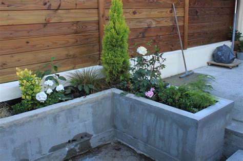 Jardinière en parpaing adossée à un mur