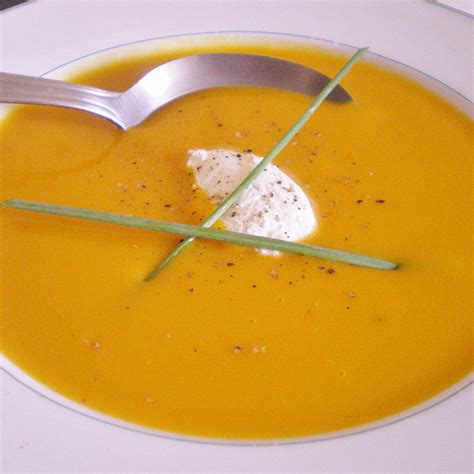 Bol de potage potimarron et patate douce fumant