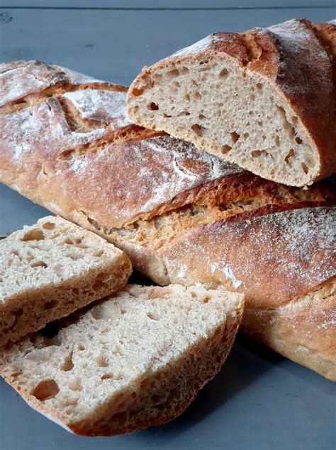 Croûtons de pain au levain sur une assiette