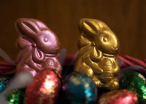 Œufs de Pâques décorés et lapins en chocolat dans un panier