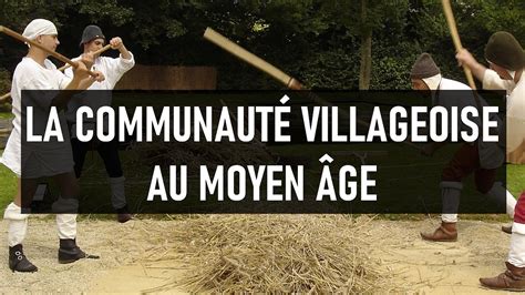 Illustration d'une communauté villageoise traditionnelle et ses outils agricoles en bois et métal