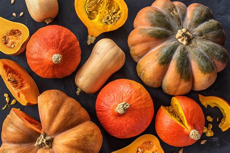 Récolte de courges d'automne variées