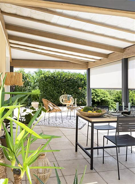 une terrasse en pierre couverte de mousse verte contrastant avec une zone propre traitée