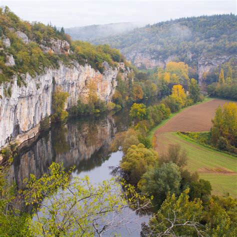 Paysage bucolique de la vallée du Lot avec ses vergers et ses forêts de chênes