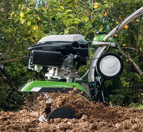 Motobineuse VIKING en action dans un jardin