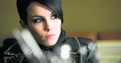 Infographie comparant le parcours institutionnel de Lisbeth Salander et les failles du système judiciaire