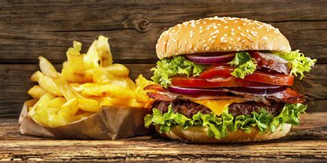 Un assortiment de burgers et de frites du Mirabelle