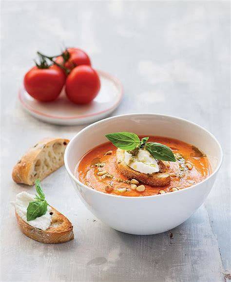 une assiette de velouté de tomate onctueux avec une garniture croustillante
