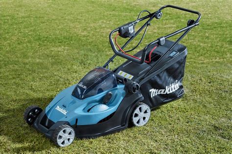 Tondeuse à batterie Makita en action dans un jardin résidentiel