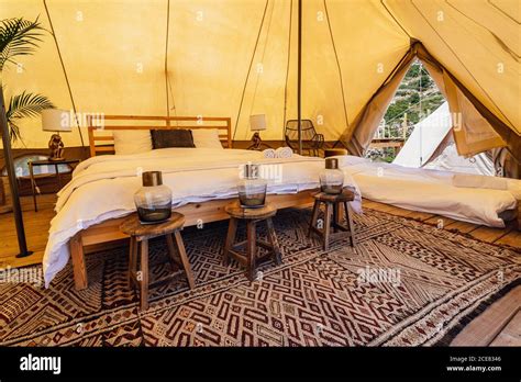 Intérieur d'une chambre de gîte spacieuse avec des lits confortables