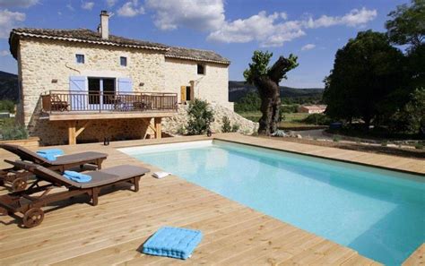 Piscine extérieure propre et accueillante d'un gîte en Ardèche