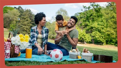 Famille profitant d'un pique-nique en pleine nature ardéchoise