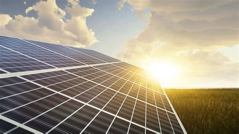 Photo d'une exploitation maraîchère moderne intégrant des panneaux solaires et des systèmes d'irrigation goutte-à-goutte