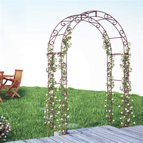 une structure métallique pour arche décorée de fleurs et de lierre