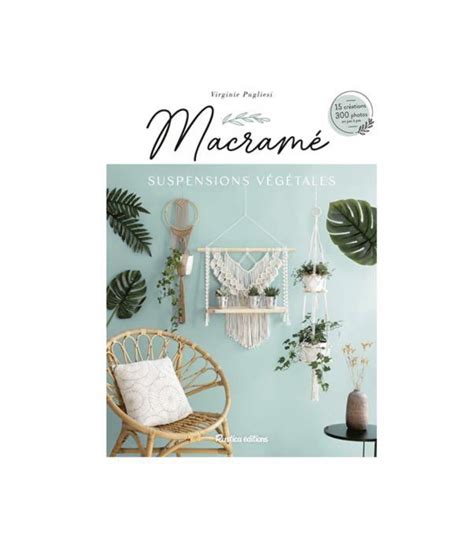 Une pièce lumineuse décorée avec plusieurs suspensions végétales en macramé