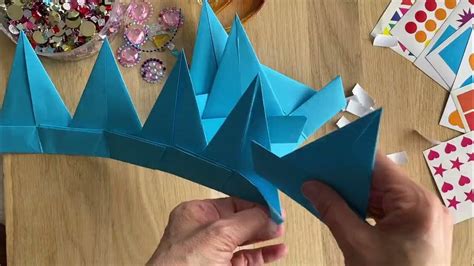 un enfant portant une couronne fabriquée à partir de feuilles d'arbres colorées