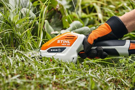 Schéma technique montrant la compacité et l'ergonomie du HSA 26 STIHL dans un jardin urbain