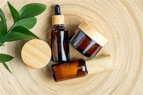 Photo de produits cosmétiques naturels en flacons de verre ambré