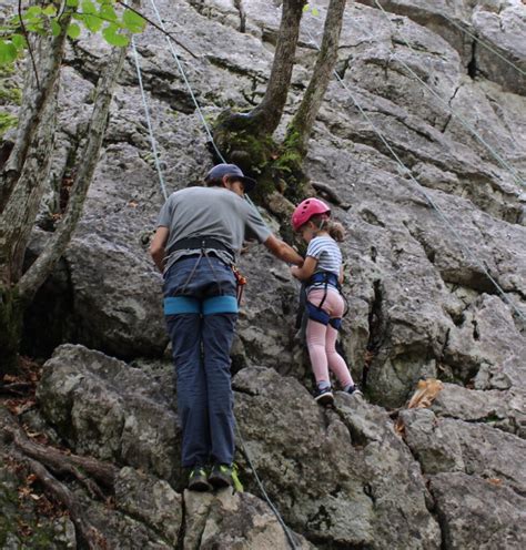 Enfants découvrant l'escalade avec un moniteur