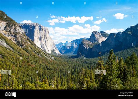 Vue panoramique de la Vallée de Yosemite avec El Capitan et Half Dome