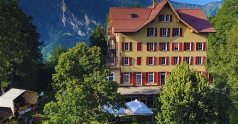 Vue aérienne de l'écovillage Unity Center Schweibenalp