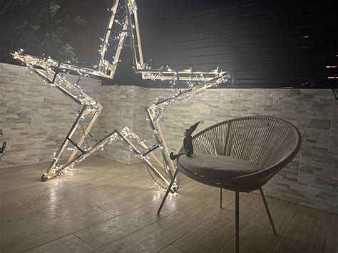 étoile de Noël géante en branches de bois