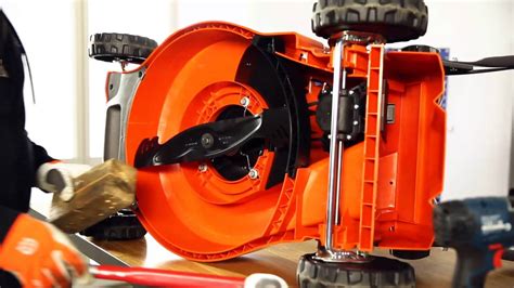 Kit mulching composé d'un obturateur et d'une lame spéciale