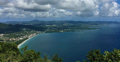 Vue panoramique sur les paysages côtiers de Rivière-Pilote en Martinique