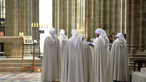 Moines et moniales méditant dans un jardin paisible