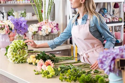 Photo d'équipe de fleuristes au travail dans une boutique