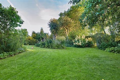 Paysage verdoyant et jardin bien entretenu en Haute-Saône
