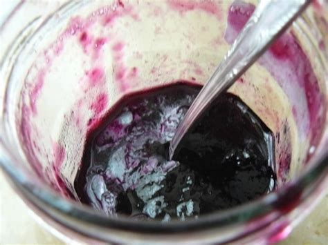 Pots de gelée de raisin framboise étiquetés et prêts pour la conservation
