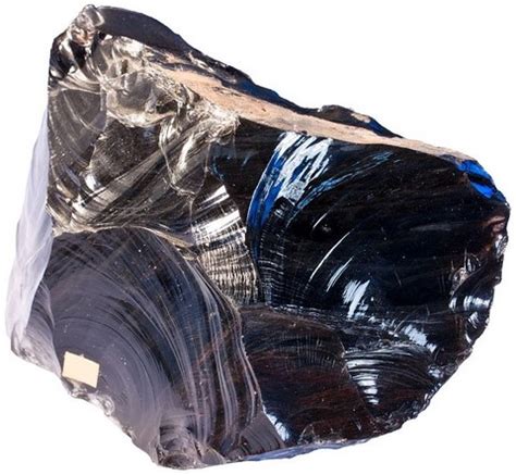 Image macroscopique montrant une cassure conchoïdale sur un éclat d'obsidienne