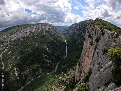 Vue panoramique des Gorges du Verdon avec ses parois emblématiques