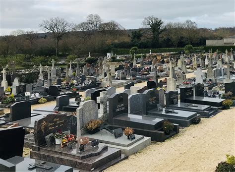 Photographie d'un cimetière communal avec des concessions familiales bien entretenues