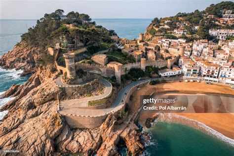 Vue panoramique sur la côte de Tossa de Mar avec ses criques et ses remparts médiévaux