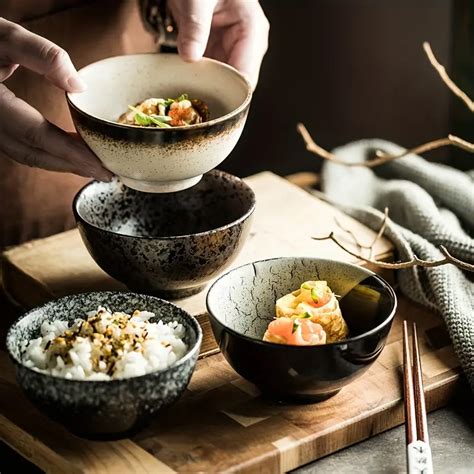 une table japonaise traditionnelle avec divers bols en céramique et laque