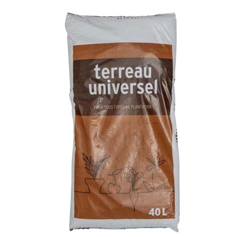 Sac de terreau universel de 50 litres sur une terrasse de balcon