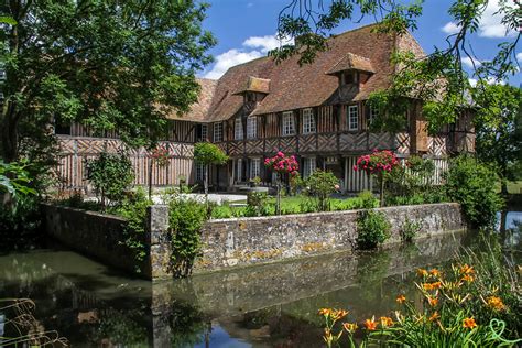 une vue panoramique sur un manoir normand entouré de jardins fleuris et d'hortensias